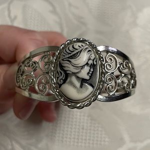 Vintage Cameo Filigree Hinged Bangle Bracelet